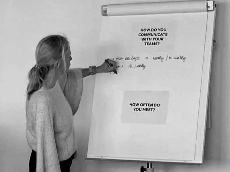 Bärbel Gerhardt leitet einen Kommunikationsworkshop